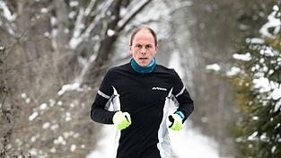 Daniel Busch l&auml;uft &uuml;ber einen verschneiten Weg. F&uuml;r den Triathleten war Sport der Weg aus der Drogensucht. Sein Ziel: Der Ironman auf Hawaii, f&uuml;r den sich nur die Schnellsten der Welt qualifizieren k&ouml;nnen.