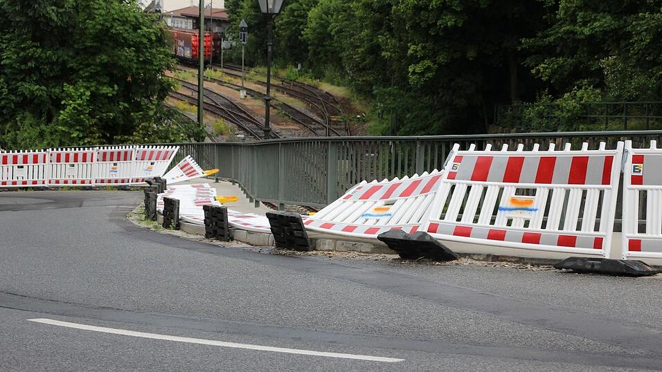 Umgedr&uuml;ckte Warnbaken an der Bahnbr&uuml;cke.