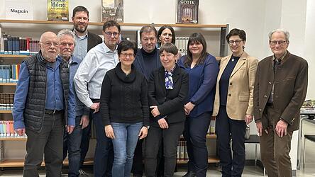 Zweiter B&uuml;rgermeister Walter Dendorfer (Sechster von links) mit den Beiratsmitgliedern und der neugew&auml;hlten Vorstandschaft rings um Vorsitzende Dr. B&auml;rbel Kleindorfer-Marx (Vorne mitte).