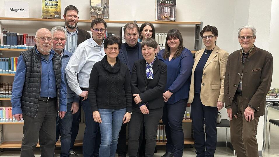 Zweiter B&uuml;rgermeister Walter Dendorfer (Sechster von links) mit den Beiratsmitgliedern und der neugew&auml;hlten Vorstandschaft rings um Vorsitzende Dr. B&auml;rbel Kleindorfer-Marx (Vorne mitte).