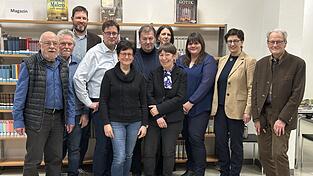 Zweiter Bürgermeister Walter Dendorfer (Sechster von links) mit den Beiratsmitgliedern und der neugewählten Vorstandschaft rings um Vorsitzende Dr. Bärbel Kleindorfer-Marx (Vorne mitte). Zweiter Bürgermeister Walter Dendorfer (Sechster von links) mit den Beiratsmitgliedern und der neugewählten Vorstandschaft rings um Vorsitzende Dr. Bärbel Kleindorfer-Marx (Vorne mitte).