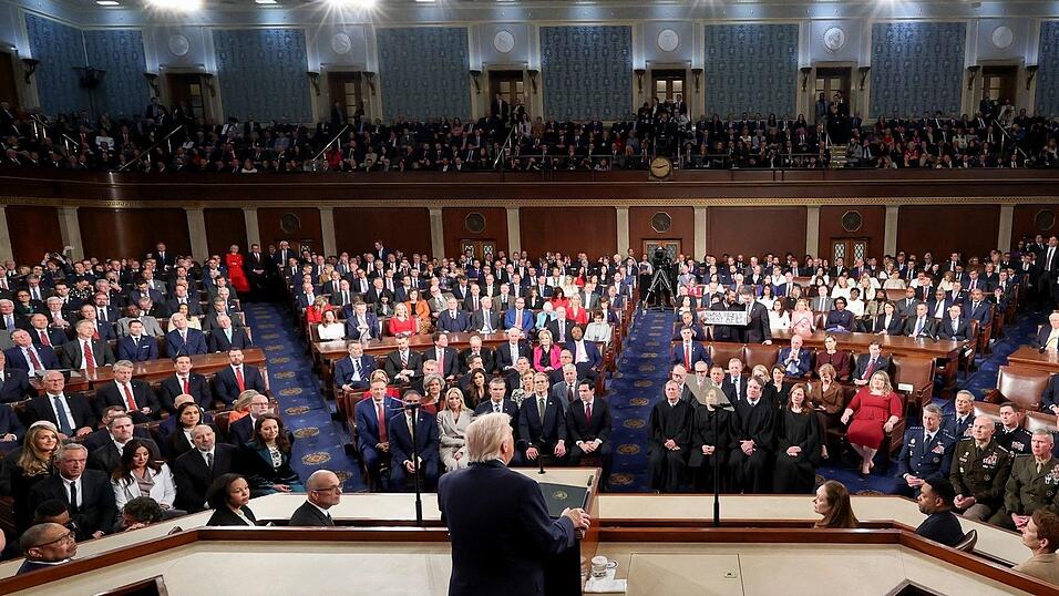 Fast zwei Stunden lang redete Trump vor dem Kongress. Fast zwei Stunden lang redete Trump vor dem Kongress.