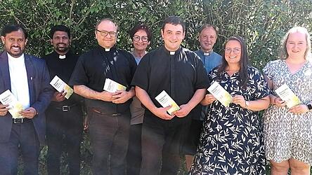 Das Team des neuen pastoralen Raumes Arnstorf mit dem Flyer, der bald schon in allen Gottesh&auml;usern zur Information ausliegt: die Pfarrvikare James Varikuty (v. l.) und Shabu Varghese, Pfarrer Tobias Reiter, Mitarbeiterin im pastoralen Dienst Carola Weiner, Pfarrer und k&uuml;nftiger Leiter Michael Osterholzer, Pfarrer Rupert Wimmer und die Gemeindereferentinnen Nadine Feuchtmeir und Veronika Gerstl