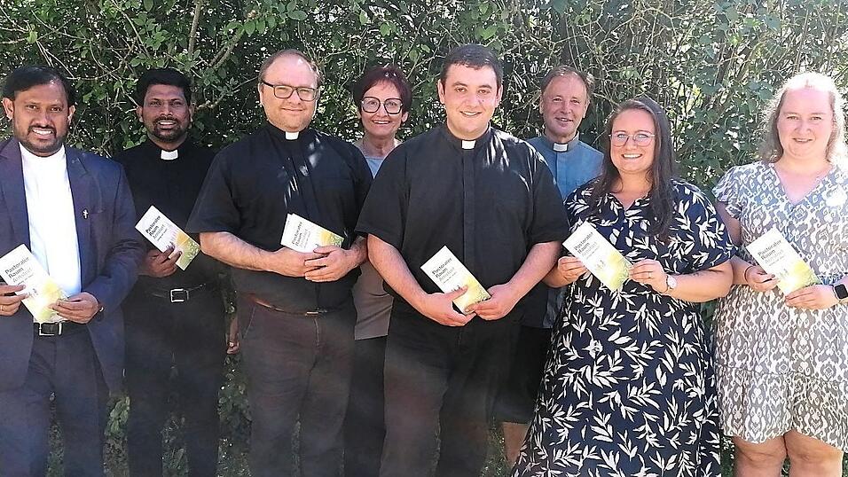 Das Team des neuen pastoralen Raumes Arnstorf mit dem Flyer, der bald schon in allen Gottesh&auml;usern zur Information ausliegt: die Pfarrvikare James Varikuty (v. l.) und Shabu Varghese, Pfarrer Tobias Reiter, Mitarbeiterin im pastoralen Dienst Carola Weiner, Pfarrer und k&uuml;nftiger Leiter Michael Osterholzer, Pfarrer Rupert Wimmer und die Gemeindereferentinnen Nadine Feuchtmeir und Veronika Gerstl