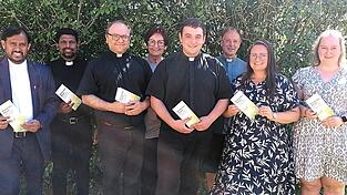 Das Team des neuen pastoralen Raumes Arnstorf mit dem Flyer, der bald schon in allen Gotteshäusern zur Information ausliegt: die Pfarrvikare James Varikuty (v. l.) und Shabu Varghese, Pfarrer Tobias Reiter, Mitarbeiterin im pastoralen Dienst Carola Weiner, Pfarrer und künftiger Leiter Michael Osterholzer, Pfarrer Rupert Wimmer und die Gemeindereferentinnen Nadine Feuchtmeir und Veronika Gerstl Das Team des neuen pastoralen Raumes Arnstorf mit dem Flyer, der bald schon in allen Gotteshäusern zur Information ausliegt: die Pfarrvikare James Varikuty (v. l.) und Shabu Varghese, Pfarrer Tobias Reiter, Mitarbeiterin im pastoralen Dienst Carola Weiner, Pfarrer und künftiger Leiter Michael Osterholzer, Pfarrer Rupert Wimmer und die Gemeindereferentinnen Nadine Feuchtmeir und Veronika Gerstl