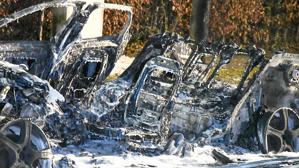 In Regensburg brannten am Samstagabend vier Fahrzeuge. In Regensburg brannten am Samstagabend vier Fahrzeuge.