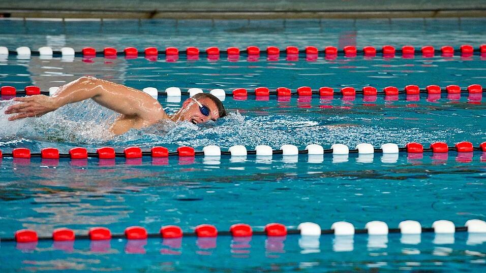Beim Kraulen kommt es auf die richtige Atemtechnik an.