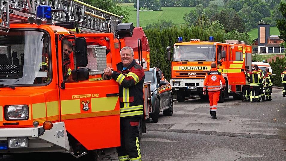 Ein gro&szlig;es Feuerwehr-Aufgebot konnte am Sp&auml;tnachmittag des Sonntags wieder abr&uuml;cken. Der Feuerwehreinsatz beschr&auml;nkte sich auf das Entl&uuml;ften der R&auml;umlichkeiten.