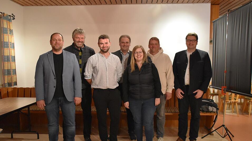 Die Führungsriege der „Landunion der Gemeinde Rötz“: Georg Reitinger, Hans Braun, Vorsitzender Markus Dirscherl, Johann Stibich, Marina Killermann, Wolfgang Babl und Bürgermeister Dr. Stefan Spindler. Die Führungsriege der „Landunion der Gemeinde Rötz“: Georg Reitinger, Hans Braun, Vorsitzender Markus Dirscherl, Johann Stibich, Marina Killermann, Wolfgang Babl und Bürgermeister Dr. Stefan Spindler.