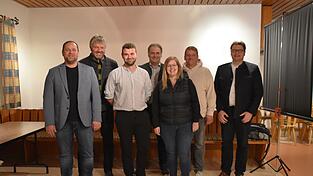Die Führungsriege der „Landunion der Gemeinde Rötz“: Georg Reitinger, Hans Braun, Vorsitzender Markus Dirscherl, Johann Stibich, Marina Killermann, Wolfgang Babl und Bürgermeister Dr. Stefan Spindler.
