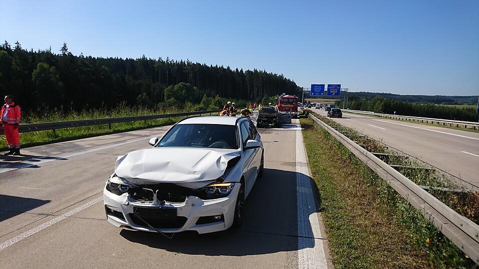 Auf der A93 zwischen Saalhaupt und Bad Abbach hat sich am Donnerstagnachmittag ein Unfall ereignet. Auf der A93 zwischen Saalhaupt und Bad Abbach hat sich am Donnerstagnachmittag ein Unfall ereignet.