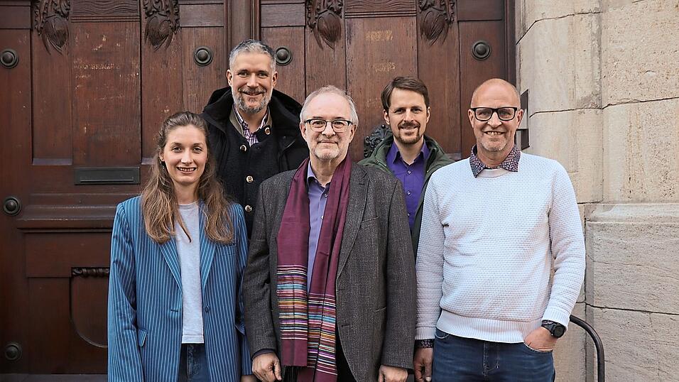 Von links: Viktoria Baumann (Workeer, Berlin), Muk Röhrl (Gaststätte Röhrl, Eilsbrunn), Gerhard Hain (Bürgerinitiative Asyl), Alexander da Silva Sebö (Best Carwash, Regensburg), Andreas Eckl (Eckl Architektur und Klinikplanung, Regensburg) Von links: Viktoria Baumann (Workeer, Berlin), Muk Röhrl (Gaststätte Röhrl, Eilsbrunn), Gerhard Hain (Bürgerinitiative Asyl), Alexander da Silva Sebö (Best Carwash, Regensburg), Andreas Eckl (Eckl Architektur und Klinikplanung, Regensburg)