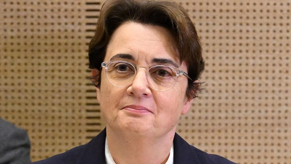 Die Louvre-Präsidentin wurde nach dem Juwelendiebstahl im Museum vor dem französischen Senat befragt. Die Louvre-Präsidentin wurde nach dem Juwelendiebstahl im Museum vor dem französischen Senat befragt.