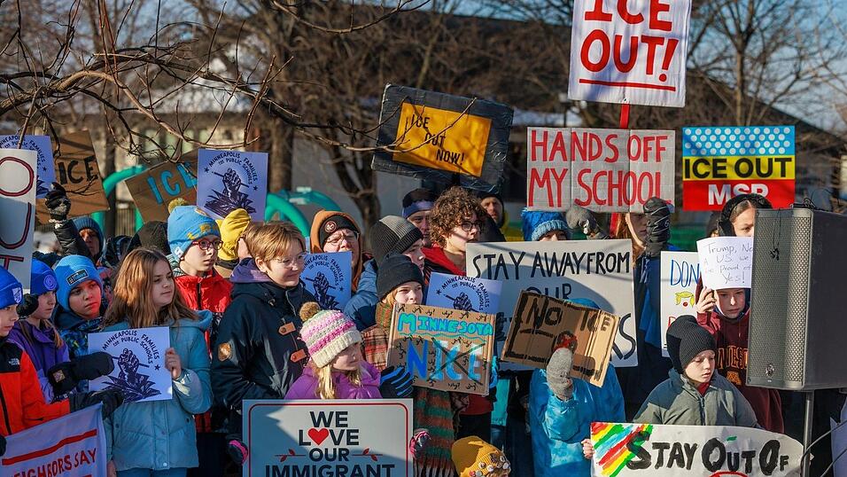 Auch Sch&uuml;ler protestierten.