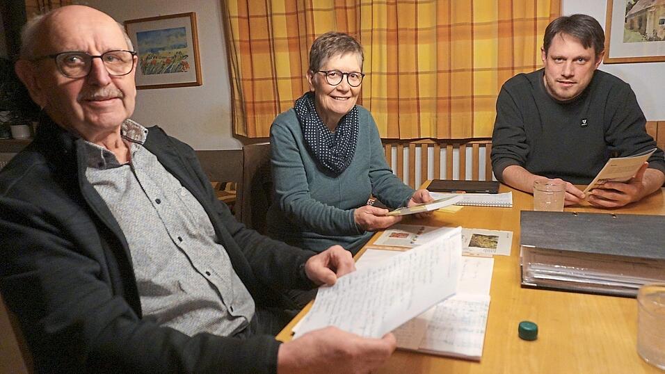 Georg Fritsch, seine Frau Dorothea und Alex Winkler (von links) sind federf&uuml;hrend bei der Erstellung der Heimatzeitung f&uuml;r Friedersried und Umgebung. Redaktionskonferenzen wie hier am Esstisch des Ehepaars Fritsch sind aber nur noch selten n&ouml;tig. Das Team ist bestens eingespielt und die Aufgabenverteilung klappt per WhatsApp.