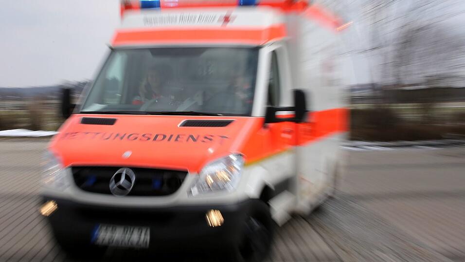 Der Mann schlug auch gegen den Rettungswagen. (Symbolbild)