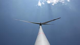 Keiner der sechs Kandidaten positioniert sich im Speeddating gegen Windkraftanlagen. Gleichwohl wolle man f&uuml;r mehr Akzeptanz bei der Bev&ouml;lkerung werben. Ein Mangel an Transparenz sei schuld am Unmut vor Ort.