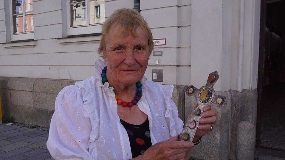 Seit mehr als 30 Jahren stellt Elisabeth Cramer-Guggemos Silberkreuze her. Das Bild zeigt die 84-J&auml;hrige Veldenerin vor der Vilsbiburger Volkshochschule, in der sie 30 Jahre lang Kurse gab. Das Kreuz hat sie f&uuml;r ihre Schwiegermutter Sophie Cramer gefertigt.