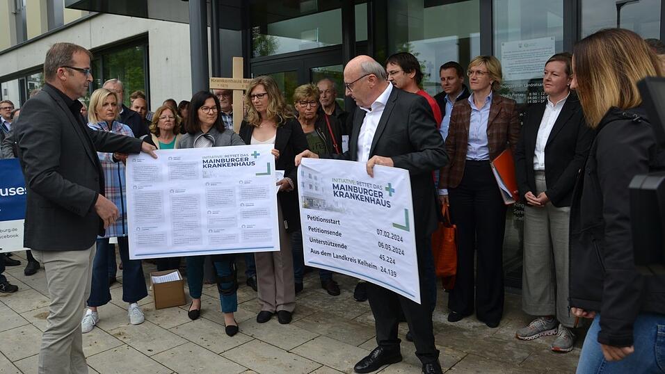 Vor dem Kelheimer Kreistag formierten sich etwa 100 Mitglieder der Initiative 'Rettet das Mainburger Krankenhaus' zu einem friedlichen Protest.