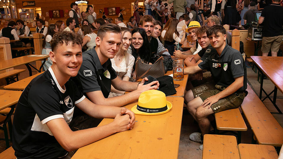 Die Partybilder vom Montag, 11. August, aus dem Festzelt Reisinger. Die Partybilder vom Montag, 11. August, aus dem Festzelt Reisinger.