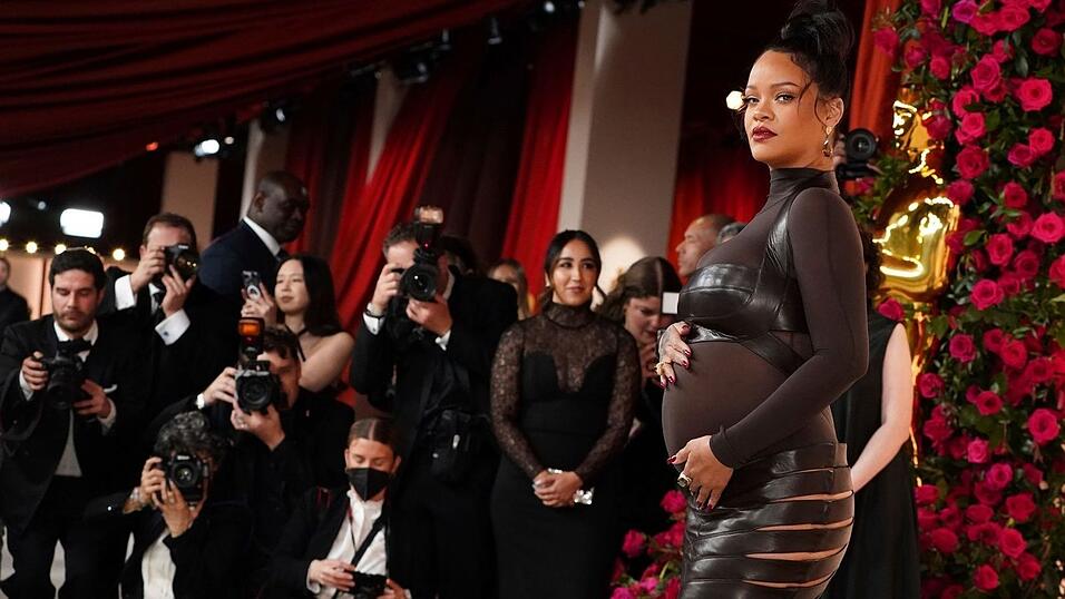 Rihanna erwartet ihr zweites Kind. Die S&auml;ngerin ist f&uuml;r den Song 'Lift Me Up' f&uuml;r einen Oscar nominiert.