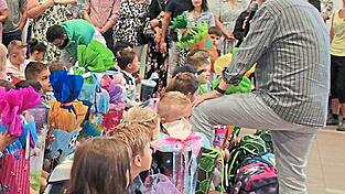 Das war noch im September 2023: Günter Kaniber steht vor den ABC-Schützen und begrüßt sie an der Rodinger Grundschule. Das war noch im September 2023: Günter Kaniber steht vor den ABC-Schützen und begrüßt sie an der Rodinger Grundschule.