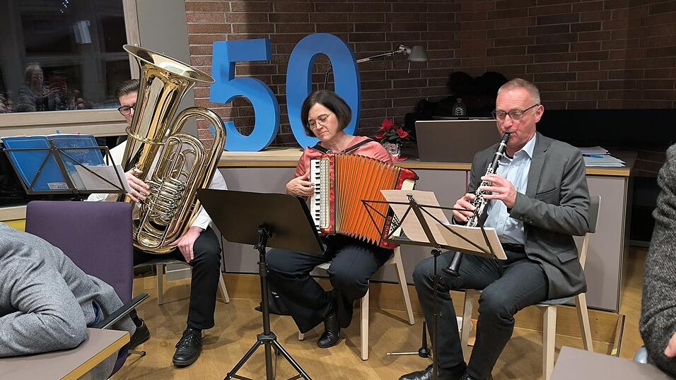 Andreas Friedl&auml;nder an der Klarinette, Andrea Karl-Brandl am Akkordeon und Timo Blicke an der Tuba (von rechts) spielten einige Male auf.