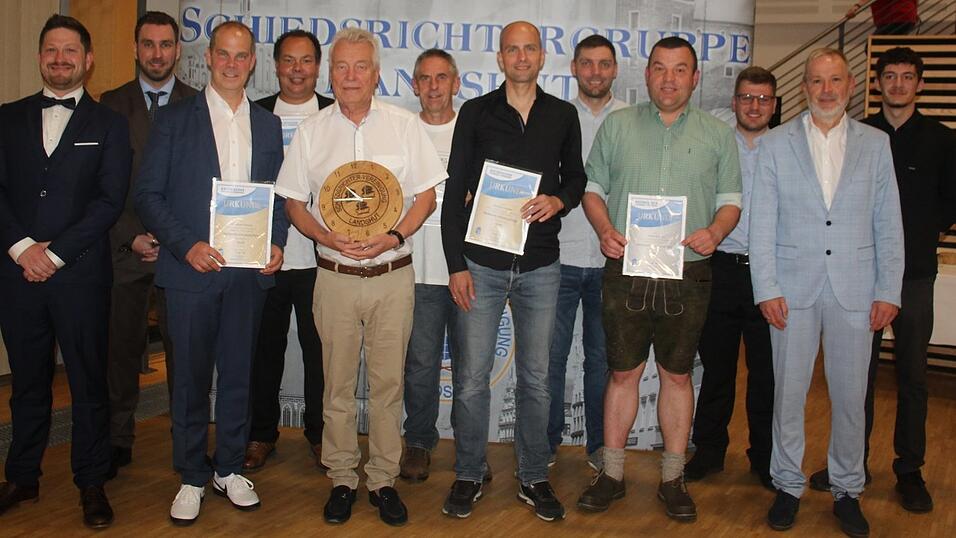 Ehrengäste mit den Geehrten für 20 bis 50 Jahre Schiedsrichtertätigkeit - allen voran Egbert Frey (mit Uhr). Ehrengäste mit den Geehrten für 20 bis 50 Jahre Schiedsrichtertätigkeit - allen voran Egbert Frey (mit Uhr).