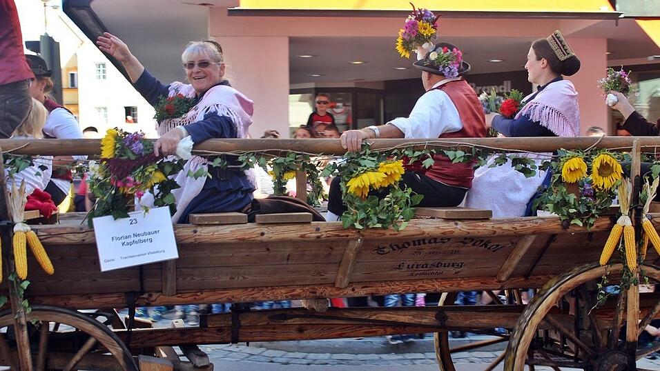 Viele Besucher verfolgten am Sonntag den Umzug auf dem Vilsbiburger Stadtplatz. Viele Besucher verfolgten am Sonntag den Umzug auf dem Vilsbiburger Stadtplatz.
