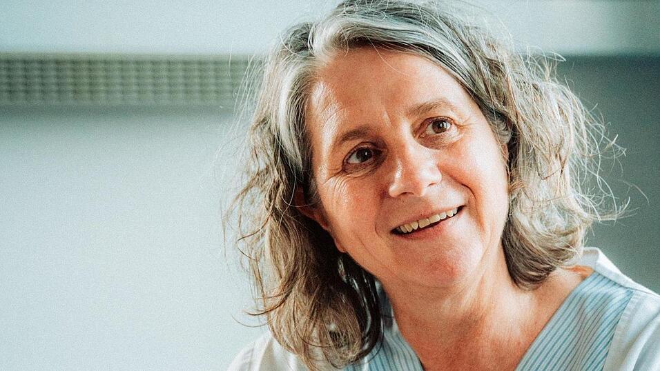 Mit den Patienten ins Gespräch zu kommen, ist für Michaela Paleczek ein zentrales Element der Pflege in der Geriatrischen Tagesklinik Landau. Mit den Patienten ins Gespräch zu kommen, ist für Michaela Paleczek ein zentrales Element der Pflege in der Geriatrischen Tagesklinik Landau.