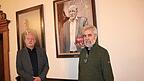 Joachim Wolbergs (links) und Oleg Kuzenko vor dem Portr&auml;t des ehemaligen Oberb&uuml;rgermeisters.