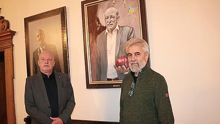 Joachim Wolbergs (links) und Oleg Kuzenko vor dem Portr&auml;t des ehemaligen Oberb&uuml;rgermeisters.