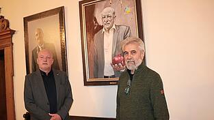 Joachim Wolbergs (links) und Oleg Kuzenko vor dem Portr&auml;t des ehemaligen Oberb&uuml;rgermeisters.