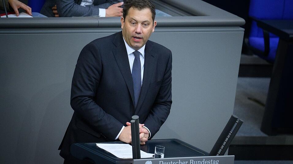 Weniger Zeit mit B&uuml;rokratie, daf&uuml;r mehr f&uuml;r das Baby - das verspricht Finanzminister Klingbeil.