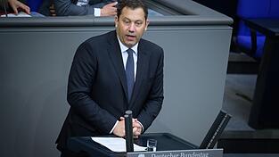 Weniger Zeit mit B&uuml;rokratie, daf&uuml;r mehr f&uuml;r das Baby - das verspricht Finanzminister Klingbeil.