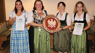 Die Schützenkönigin Katrin Hartl (2.v.l.) erhielt von der Schützenliesl Sophia Zankl die Königsscheibe überreicht. Die Schützenkönigin Katrin Hartl (2.v.l.) erhielt von der Schützenliesl Sophia Zankl die Königsscheibe überreicht.