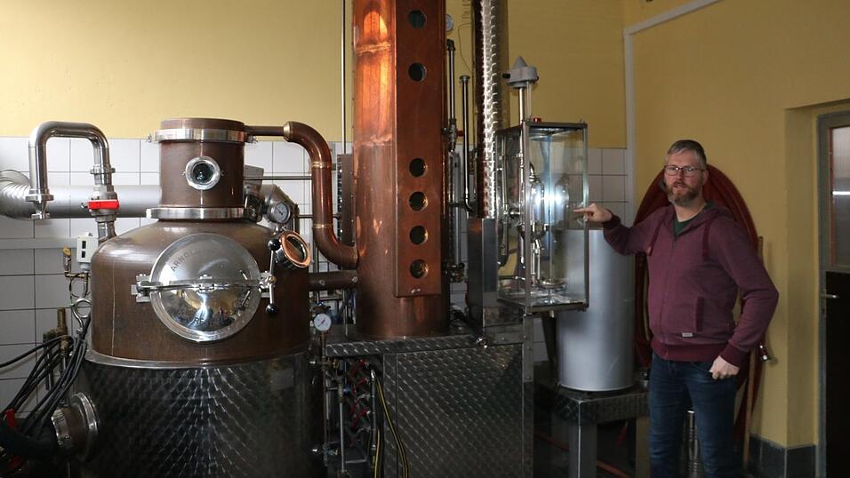 Rund 100.000 Euro hat Johannes Heitzer für die große Brennanlage bezahlt. Ganz rechts der helle Zylinder, in dem die Menge des gebrannten Alkohols für den Zoll erfasst wird. Rund 100.000 Euro hat Johannes Heitzer für die große Brennanlage bezahlt. Ganz rechts der helle Zylinder, in dem die Menge des gebrannten Alkohols für den Zoll erfasst wird.