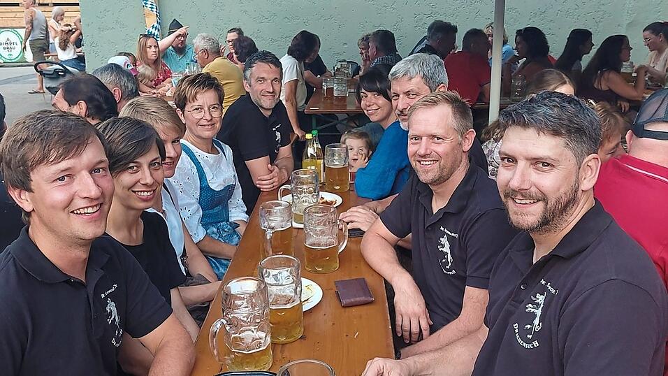 Sandro Bauer mit Gattin Tanja bei seinen 'Chamerauern'.