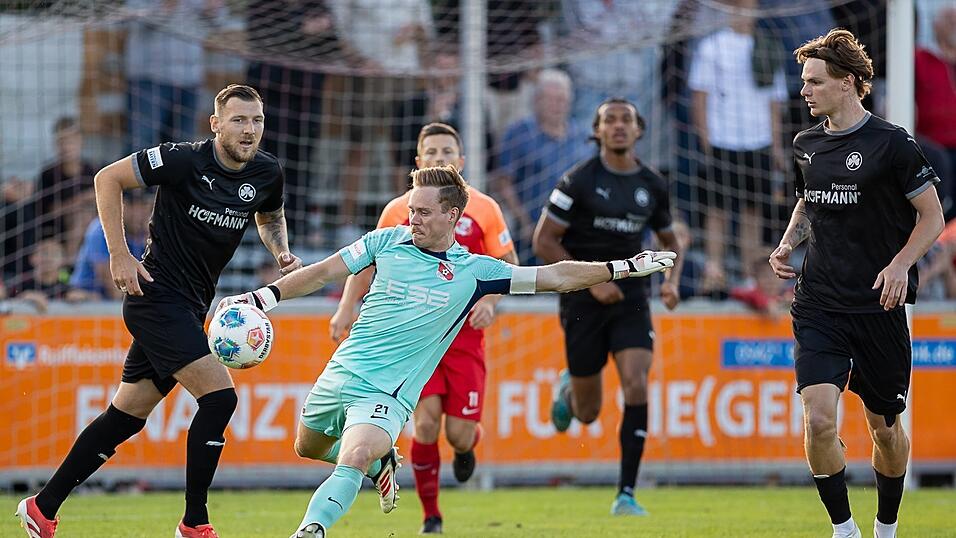 Rückhalt und Antreiber: Sebastian Maier ist bei Hankofen nicht nur fürs Verhindern von Toren zuständig, sondern auch dafür, dass es im Umschaltspiel schnell nach vorne geht. Das könnte auch ein Mittel am Freitag gegen den FC Bayern München II sein. Rückhalt und Antreiber: Sebastian Maier ist bei Hankofen nicht nur fürs Verhindern von Toren zuständig, sondern auch dafür, dass es im Umschaltspiel schnell nach vorne geht. Das könnte auch ein Mittel am Freitag gegen den FC Bayern München II sein.