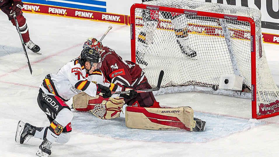 Sehenswert trifft Dominik Kahun mit der Rückhand gegen Lettlands Torwart Ivars Punnenovs zum 1:1. Sehenswert trifft Dominik Kahun mit der Rückhand gegen Lettlands Torwart Ivars Punnenovs zum 1:1.