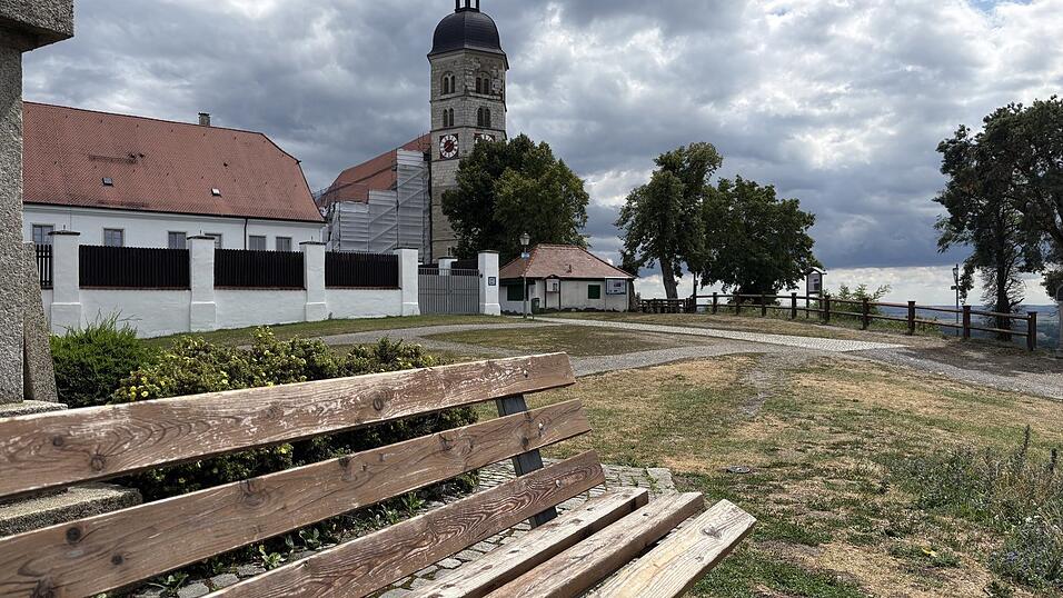 Vor 100 Jahren wurden auf dem Bogenberg zwölf neue Sitzgelegenheiten geschaffen. Die Bänke sind zwar längst erneuert, aber immer noch beliebt, um nach dem Aufstieg kurz zu verschnaufen und den Blick ins Tal zu genießen. Vor 100 Jahren wurden auf dem Bogenberg zwölf neue Sitzgelegenheiten geschaffen. Die Bänke sind zwar längst erneuert, aber immer noch beliebt, um nach dem Aufstieg kurz zu verschnaufen und den Blick ins Tal zu genießen.
