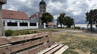 Vor 100 Jahren wurden auf dem Bogenberg zwölf neue Sitzgelegenheiten geschaffen. Die Bänke sind zwar längst erneuert, aber immer noch beliebt, um nach dem Aufstieg kurz zu verschnaufen und den Blick ins Tal zu genießen. Vor 100 Jahren wurden auf dem Bogenberg zwölf neue Sitzgelegenheiten geschaffen. Die Bänke sind zwar längst erneuert, aber immer noch beliebt, um nach dem Aufstieg kurz zu verschnaufen und den Blick ins Tal zu genießen.