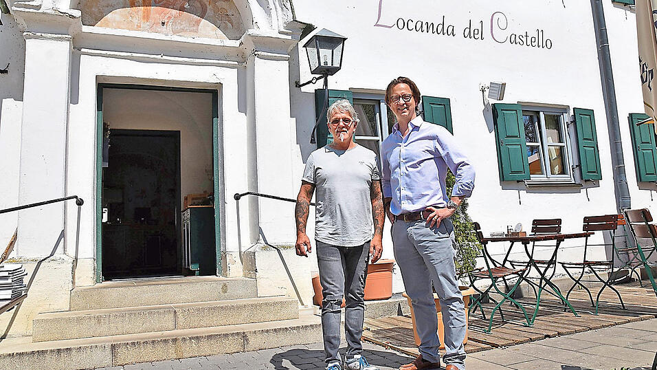Marco Loreto (l.) war zehn Jahre lang Gastwirt in Kronwinkl. Caspar Graf von Preysing (r.) will die Schlosswirtschaft jetzt erstmal sanieren. Marco Loreto (l.) war zehn Jahre lang Gastwirt in Kronwinkl. Caspar Graf von Preysing (r.) will die Schlosswirtschaft jetzt erstmal sanieren.