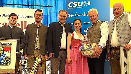 Mit einem „Schierlinger Korb“ bedankten sich Paul Hofmeister (links), Richard Limmer (2. von links), Elisabeth Bomer (4. von links) und Bürgermeister Christian Kiendl (rechts) vom CSU-Ortsverband sowie der Bundestagsabgeordnete Peter Aumer (3. von links) bei Bundesminister Alois Rainer (2. von rechts).