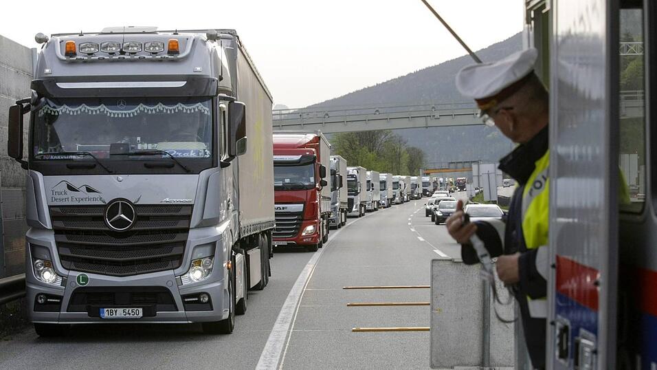 Im Zentrum des Streits zwischen Bayern und Tirol: die Lkw-Blockabfertigung bei Kufstein (Archiv) Im Zentrum des Streits zwischen Bayern und Tirol: die Lkw-Blockabfertigung bei Kufstein (Archiv)