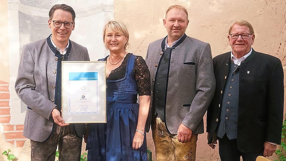Von der Stadt gab’s eine Urkunde (v.l): OB Christian Moser, Eignerin Manuela Knon, Weißbräu-Wirt Jürgen Denk und Bürgermeister Günther Pammer. Von der Stadt gab’s eine Urkunde (v.l): OB Christian Moser, Eignerin Manuela Knon, Weißbräu-Wirt Jürgen Denk und Bürgermeister Günther Pammer.