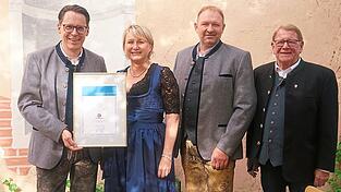 Von der Stadt gab’s eine Urkunde (v.l): OB Christian Moser, Eignerin Manuela Knon, Weißbräu-Wirt Jürgen Denk und Bürgermeister Günther Pammer.