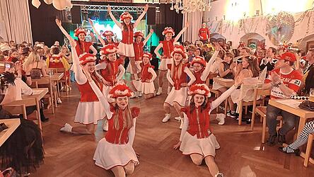 Die R&ouml;tzer Faschingsgarde wei&szlig; zu &uuml;berzeugen.