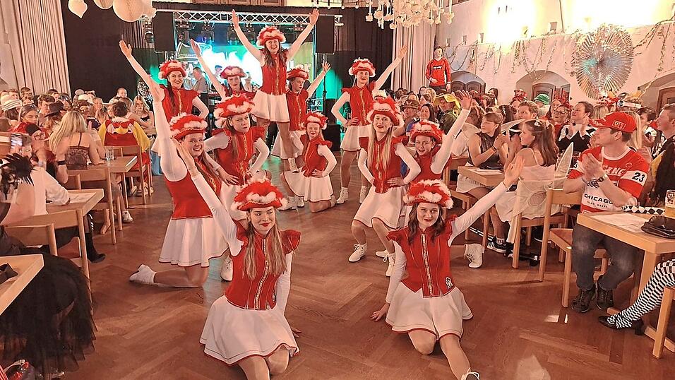 Die R&ouml;tzer Faschingsgarde wei&szlig; zu &uuml;berzeugen.