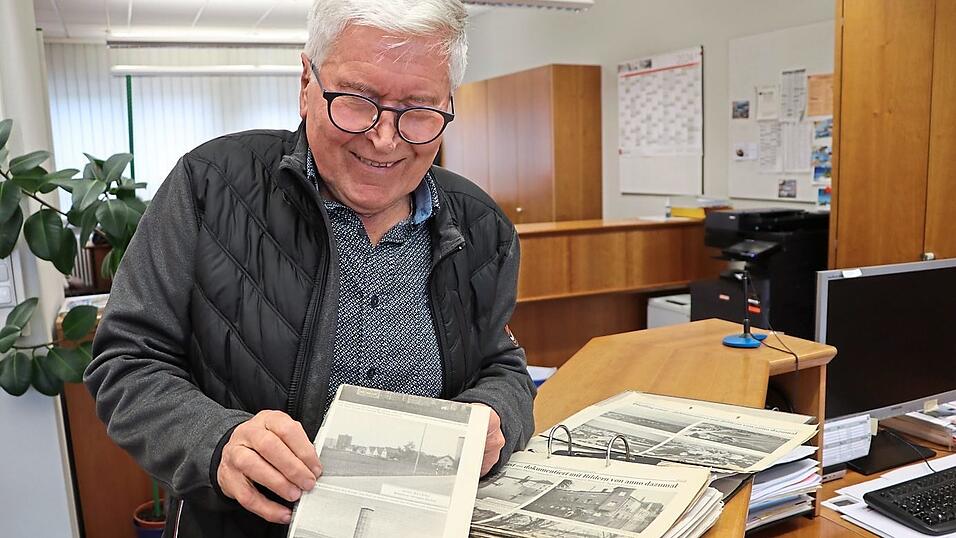 Reinhard Mattioni mit einem historischen Foto des Wasserturms aus einer alten Ausgabe des Plattlinger Anzeigers Reinhard Mattioni mit einem historischen Foto des Wasserturms aus einer alten Ausgabe des Plattlinger Anzeigers